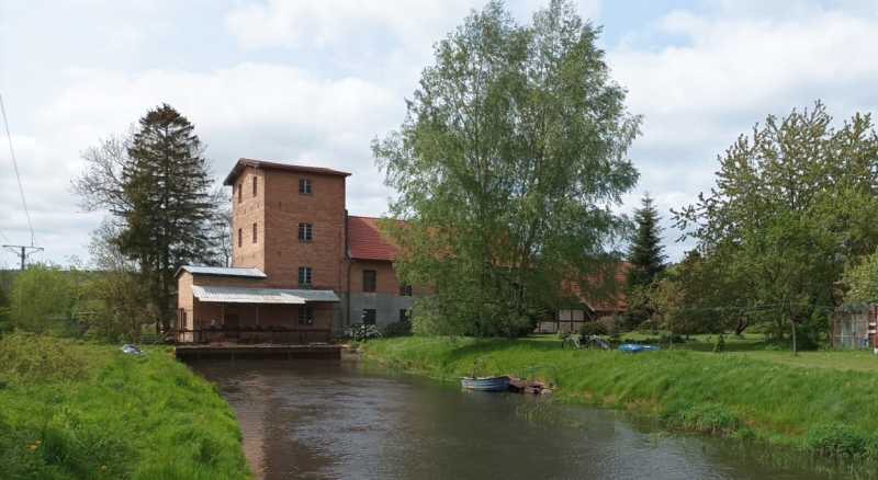 Elektrownia i kanał Łeby z zewnątrz